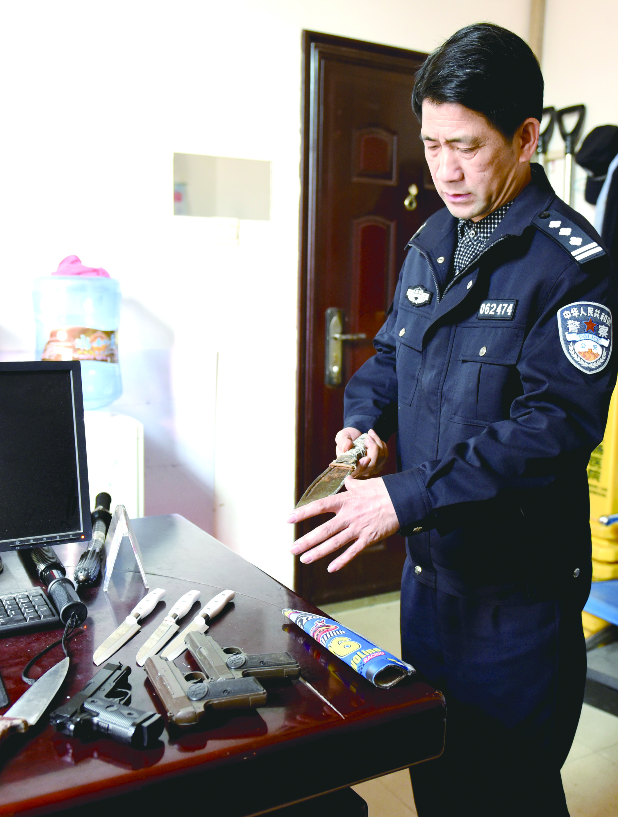 3月12日，邵東汽車西站警務(wù)室民警正在對(duì)所查獲的違禁品進(jìn)行清點(diǎn)