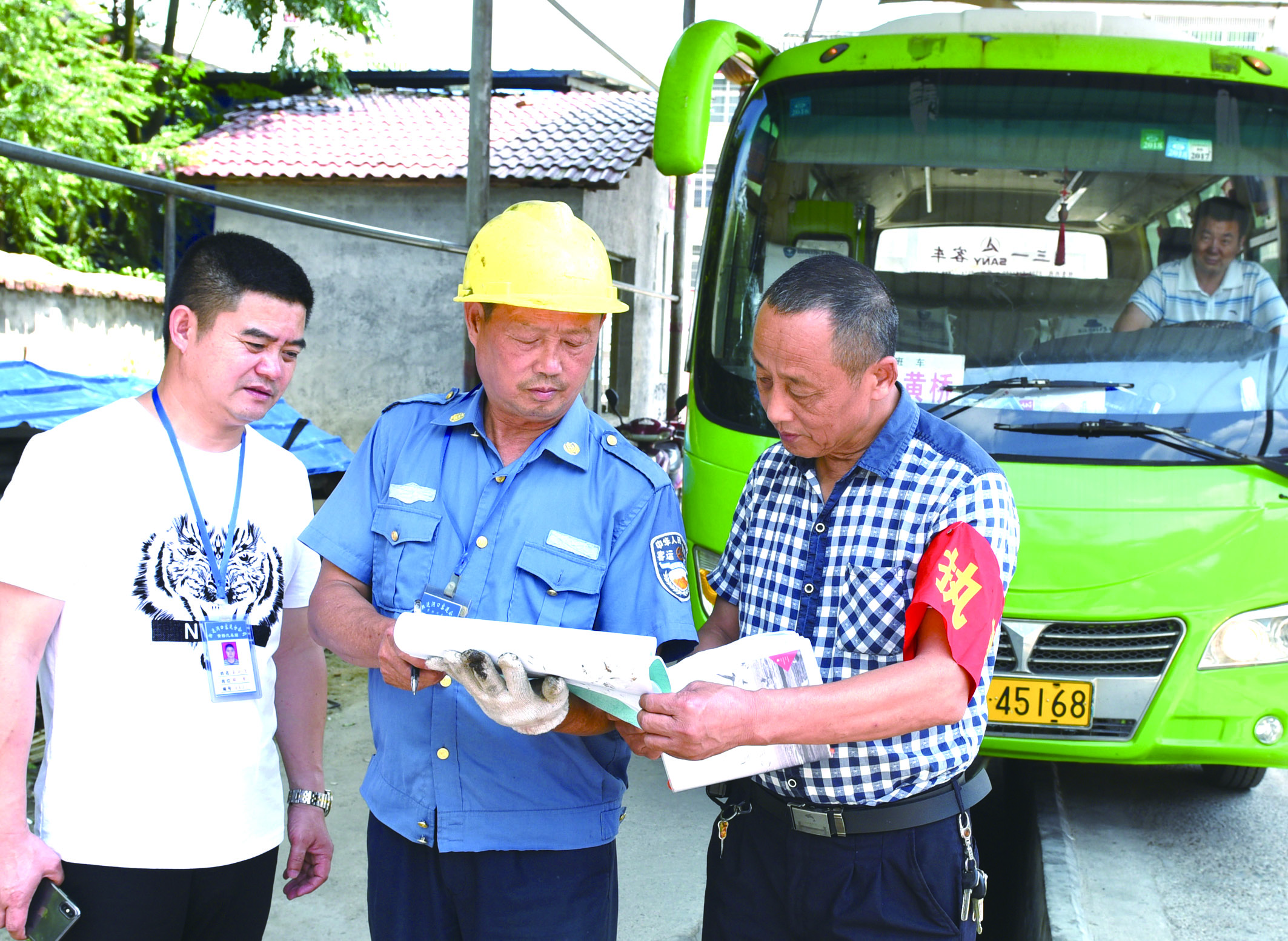 7月10日，洞口縣黃橋鎮(zhèn)副鎮(zhèn)長謝揚標（右）在黃橋汽車站檢查營運客車安全檢查情況。近段時間以來，黃橋汽車站全面排查交通安全等方面存在的安全隱患，并及時予以整改到位，做到防患于未然，確保安全生產(chǎn)工作萬無一失。據(jù)了解，今年上半年已消除交通安全隱患10余起。  李祖冠    攝影報道 