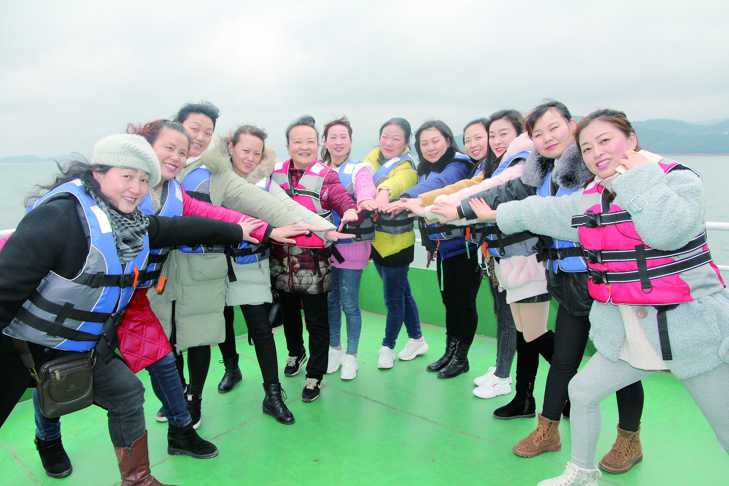 圖為女員工們在誓言：“我為邵陽湘運加油，我與邵陽湘運共存?！? 李高雄  攝影報道